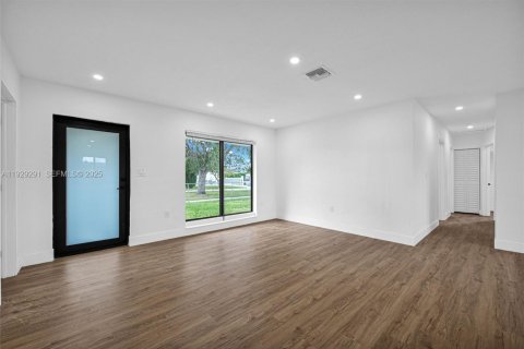 House in Miami, Florida 4 bedrooms, 135.27 sq.m. № 1987594 - photo 6