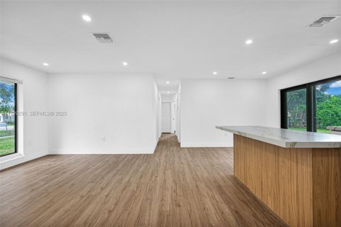 House in Miami, Florida 4 bedrooms, 135.27 sq.m. № 1987594 - photo 5