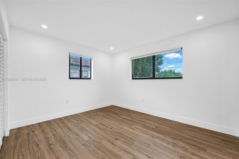 House in Miami, Florida 4 bedrooms, 135.27 sq.m. № 1987594 - photo 16