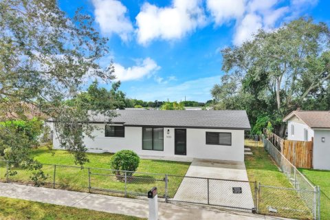 House in Miami, Florida 4 bedrooms, 135.27 sq.m. № 1987594 - photo 3