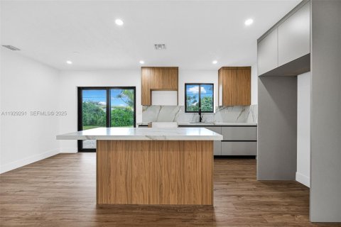 House in Miami, Florida 4 bedrooms, 135.27 sq.m. № 1987594 - photo 9