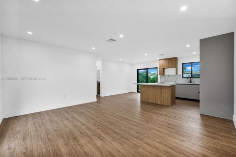 House in Miami, Florida 4 bedrooms, 135.27 sq.m. № 1987594 - photo 7