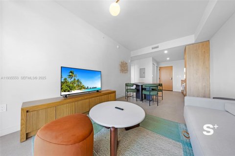 Condominio en alquiler en Miami, Florida, 1 dormitorio, 55.74 m2 № 1993589 - foto 1