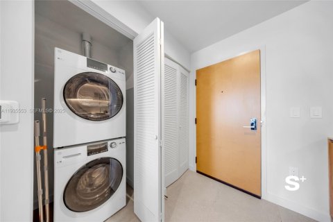 Condominio en alquiler en Miami, Florida, 1 dormitorio, 55.74 m2 № 1993589 - foto 7