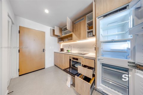 Condominio en alquiler en Miami, Florida, 1 dormitorio, 55.74 m2 № 1993589 - foto 3
