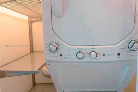 Condo in Miami, Florida, 1 bedroom № 2081405 - photo 16
