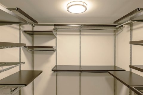 Condo in Miami, Florida, 1 bedroom № 2081405 - photo 15