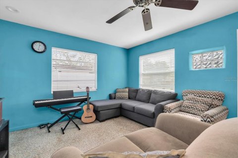 Casa en venta en Tampa, Florida, 4 dormitorios, 127.18 m2 № 2427543 - foto 2