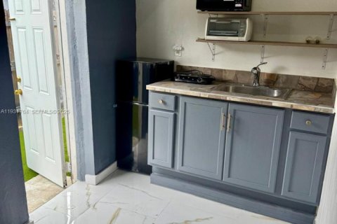 Снять в аренду коммерческую недвижимость в Майами, Флорида 1 спальня, 135.27м2, № 1991542 - фото 4