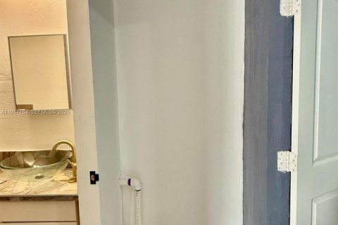 Снять в аренду коммерческую недвижимость в Майами, Флорида 1 спальня, 135.27м2, № 1991542 - фото 6