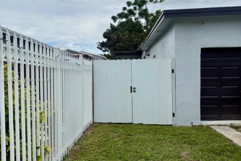 Снять в аренду коммерческую недвижимость в Майами, Флорида 1 спальня, 135.27м2, № 1991542 - фото 1