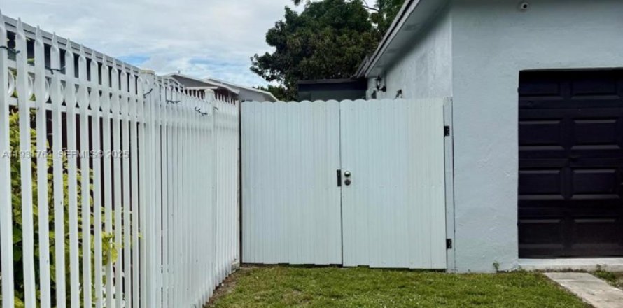 Коммерческая недвижимость в Майами, Флорида 1 спальня, 135.27м2 № 1991542