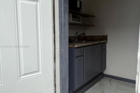 Снять в аренду коммерческую недвижимость в Майами, Флорида 1 спальня, 135.27м2, № 1991542 - фото 3