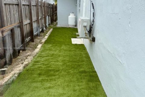 Снять в аренду коммерческую недвижимость в Майами, Флорида 1 спальня, 135.27м2, № 1991542 - фото 2