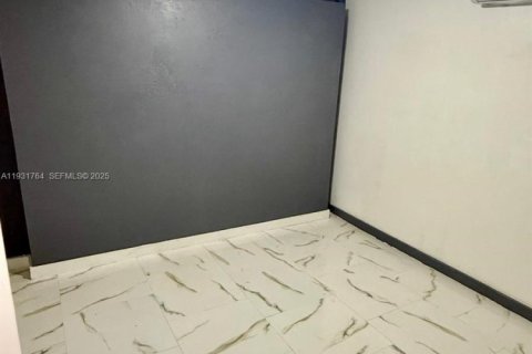 Снять в аренду коммерческую недвижимость в Майами, Флорида 1 спальня, 135.27м2, № 1991542 - фото 7