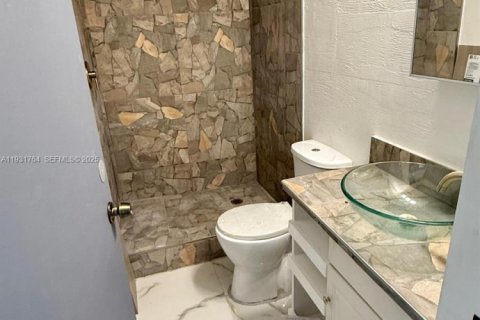 Снять в аренду коммерческую недвижимость в Майами, Флорида 1 спальня, 135.27м2, № 1991542 - фото 5