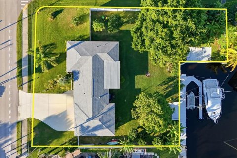 House in Cape Coral, Florida 3 bedrooms, 119.75 sq.m. № 2118938 - photo 14