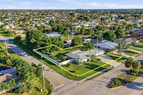 House in Cape Coral, Florida 3 bedrooms, 119.75 sq.m. № 2118938 - photo 8