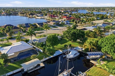 House in Cape Coral, Florida 3 bedrooms, 119.75 sq.m. № 2118938 - photo 19