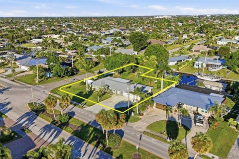 House in Cape Coral, Florida 3 bedrooms, 119.75 sq.m. № 2118938 - photo 12