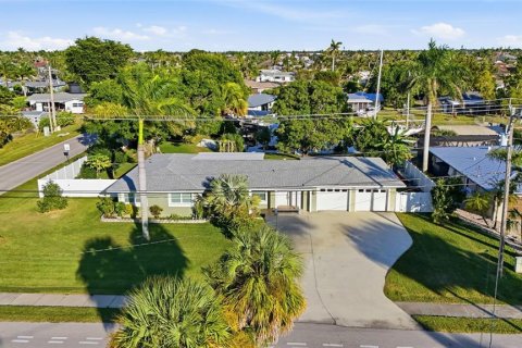 House in Cape Coral, Florida 3 bedrooms, 119.75 sq.m. № 2118938 - photo 6
