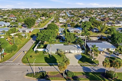 House in Cape Coral, Florida 3 bedrooms, 119.75 sq.m. № 2118938 - photo 9