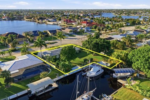 House in Cape Coral, Florida 3 bedrooms, 119.75 sq.m. № 2118938 - photo 20