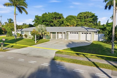 House in Cape Coral, Florida 3 bedrooms, 119.75 sq.m. № 2118938 - photo 4