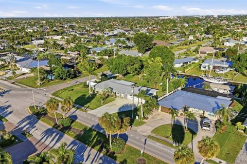 House in Cape Coral, Florida 3 bedrooms, 119.75 sq.m. № 2118938 - photo 11