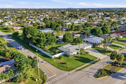 House in Cape Coral, Florida 3 bedrooms, 119.75 sq.m. № 2118938 - photo 7