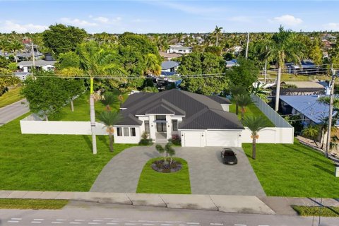 House in Cape Coral, Florida 3 bedrooms, 119.75 sq.m. № 2118938 - photo 2