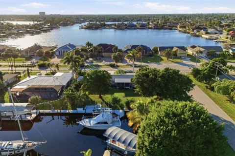 House in Cape Coral, Florida 3 bedrooms, 119.75 sq.m. № 2118938 - photo 17