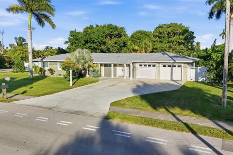 House in Cape Coral, Florida 3 bedrooms, 119.75 sq.m. № 2118938 - photo 5