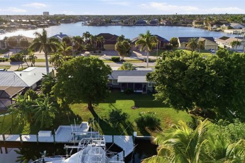 House in Cape Coral, Florida 3 bedrooms, 119.75 sq.m. № 2118938 - photo 15