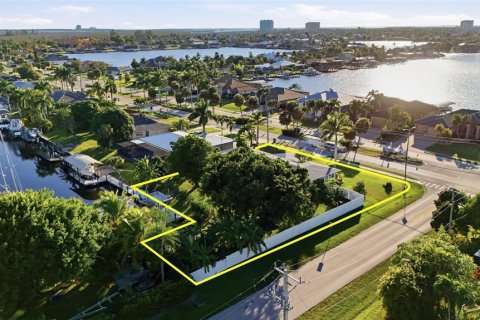 House in Cape Coral, Florida 3 bedrooms, 119.75 sq.m. № 2118938 - photo 22