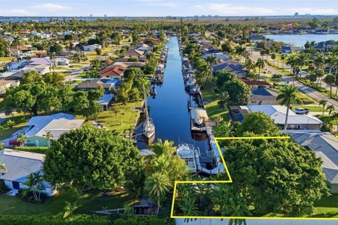 House in Cape Coral, Florida 3 bedrooms, 119.75 sq.m. № 2118938 - photo 24