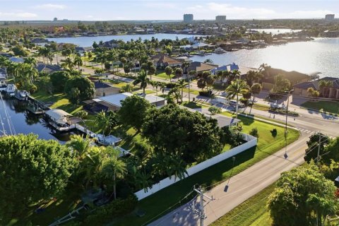 House in Cape Coral, Florida 3 bedrooms, 119.75 sq.m. № 2118938 - photo 21
