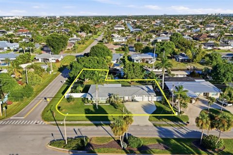 House in Cape Coral, Florida 3 bedrooms, 119.75 sq.m. № 2118938 - photo 10