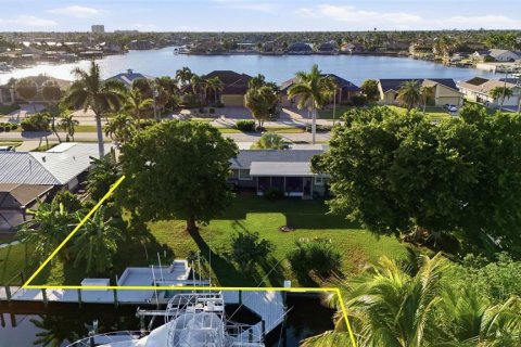 House in Cape Coral, Florida 3 bedrooms, 119.75 sq.m. № 2118938 - photo 16