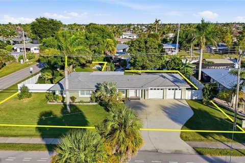 House in Cape Coral, Florida 3 bedrooms, 119.75 sq.m. № 2118938