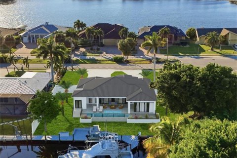 House in Cape Coral, Florida 3 bedrooms, 119.75 sq.m. № 2118938 - photo 3