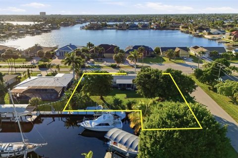 House in Cape Coral, Florida 3 bedrooms, 119.75 sq.m. № 2118938 - photo 18