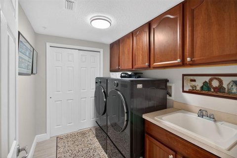 Condo in Seminole, Florida, 2 bedrooms № 2109841 - photo 29