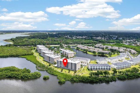 Condo in Seminole, Florida, 2 bedrooms № 2109841 - photo 10