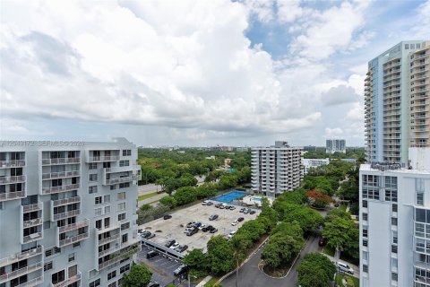 Condo in Miami, Florida, 2 bedrooms № 2252312 - photo 17