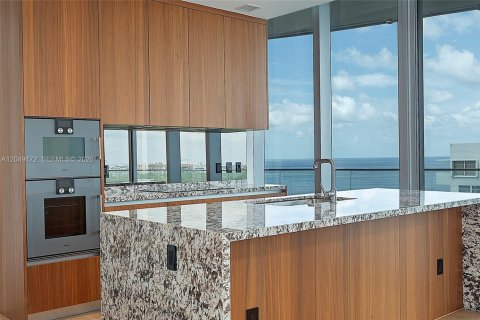 Condo in Miami, Florida, 2 bedrooms № 2252312 - photo 9