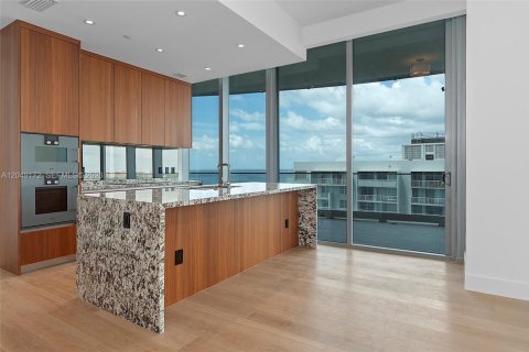 Condo in Miami, Florida, 2 bedrooms № 2252312 - photo 2