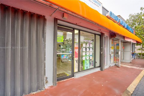 Commercial property in Miami, Florida № 1992870 - photo 13