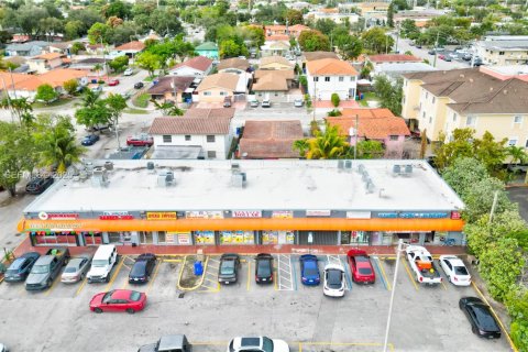 Commercial property in Miami, Florida № 1992870 - photo 1