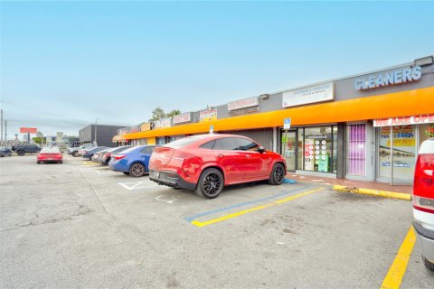 Commercial property in Miami, Florida № 1992870 - photo 16